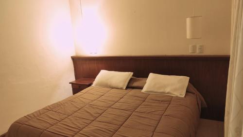 Una cama o camas en una habitación de Coronado Hotel