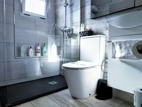 A bathroom at Getares Beach