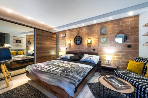 una camera con letto e muro di mattoni di Exclusive Apartment Zen a Dubrovnik