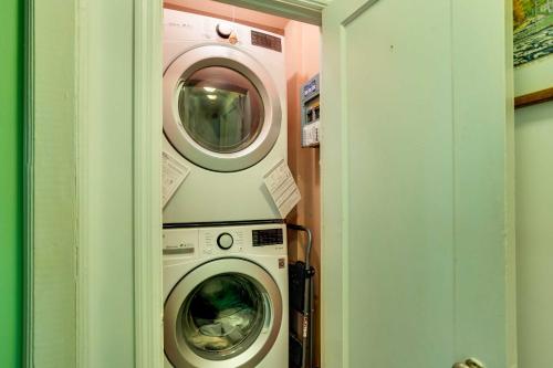 a washing machine and a washer in a room at West Palm Beach Home with Fenced-In Yard and Deck! in West Palm Beach