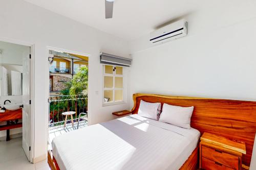 Un dormitorio con una cama y un balcón. en Villa Verde I - 3, en Tamarindo