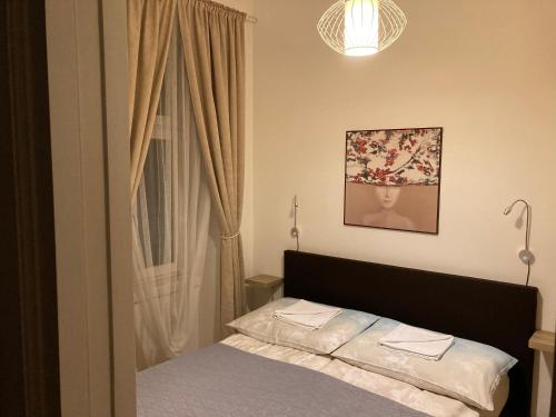 1 dormitorio con cama y ventana en Apartment Vienna Living, en Viena