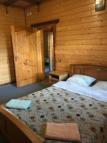 ヤブルニツァにあるTrembitaの木造キャビン内のベッド1台が備わるベッドルーム1室を利用します。