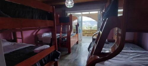 Palanda nebo palandy na pokoji v ubytování Casa de campo completa a 20 minutos de Cajamarca Aire puro fogata y mas