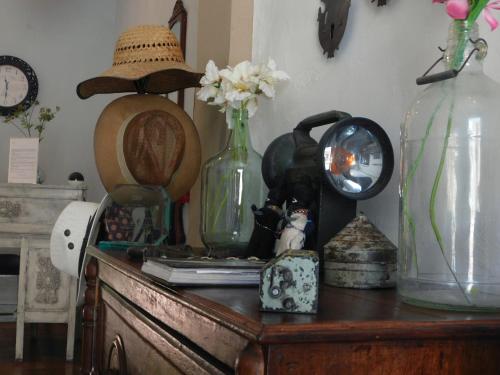 une table avec des vases et d'autres articles sur elle dans l'établissement Hotel Boutique Casa Flor de Mayo, à Mérida
