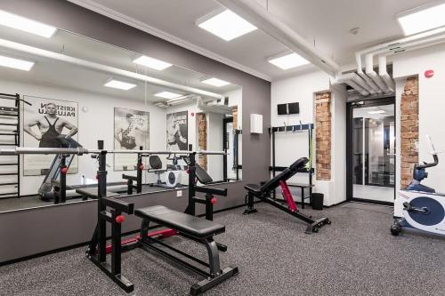 Centrul de fitness și/sau facilități de fitness de la Loft Black and Red