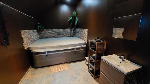 une petite salle de bain avec un lit et un lavabo dans l'établissement Nature et Hotes, à Quiers-sur-Bézonde