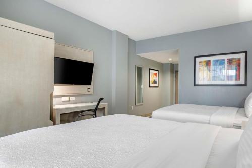 Letto o letti in una camera di Best Western Premier Historic Travelers Hotel Alamo/Riverwalk
