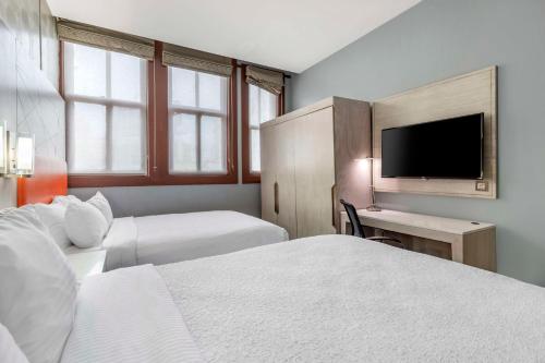 Letto o letti in una camera di Best Western Premier Historic Travelers Hotel Alamo/Riverwalk