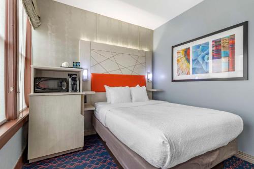 Letto o letti in una camera di Best Western Premier Historic Travelers Hotel Alamo/Riverwalk