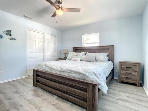 Rúm í herbergi á Bikini Top Duplex with Pool ~ 2 Minutes from Beach Flagler Avenue