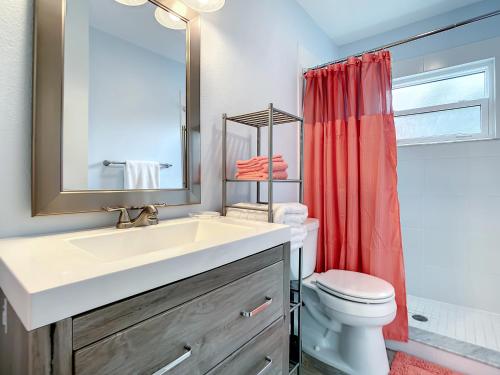 Baðherbergi á Bikini Top Duplex with Pool ~ 2 Minutes from Beach Flagler Avenue