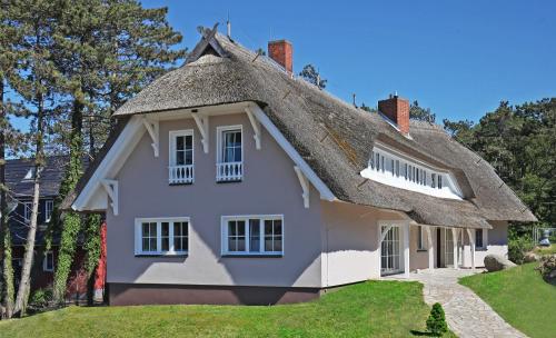 athatched house with a thatched roof at Strandhaus Ahrenshoop in Ahrenshoop