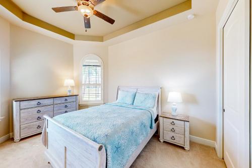 ein Schlafzimmer mit einem Bett und einem Deckenventilator in der Unterkunft Twilight Palms in Cape Coral