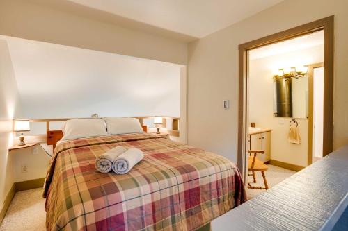 une chambre d'hôtel avec un lit avec des serviettes dessus dans l'établissement Mountain Condo with Fireplace in Kirkwood Ski Resort, à Kirkwood