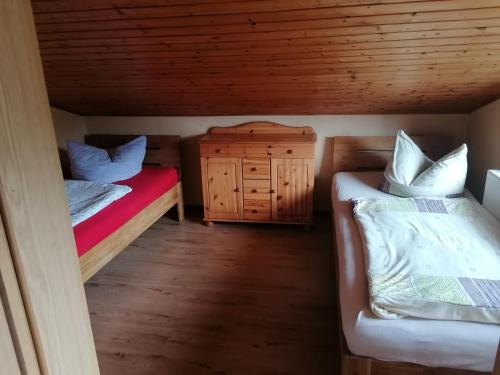 a small bedroom with two beds and a dresser at Weidmannsruh Apartment für 2 bis 3 Personen in Frauendorf