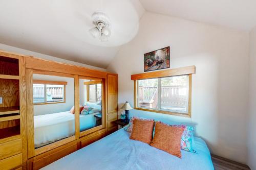 Un dormitorio con una cama azul y una ventana en Sea Wolf, en Carpenterville