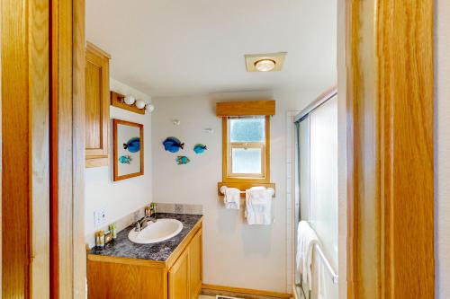 baño con lavabo y ventana en Sea Wolf, en Carpenterville