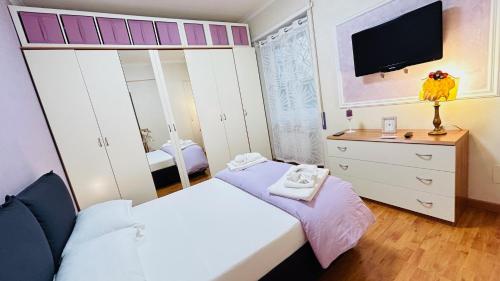 ローマにあるAngel's houseの小さなベッドルーム(ベッド2台、テレビ付)