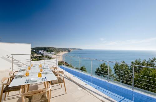 サレマにあるVilla Mar Azulのヴィラのバルコニーから海の景色を望めます。