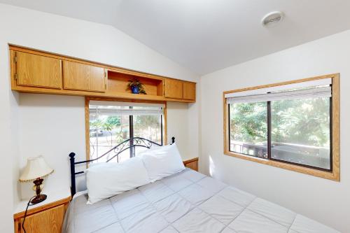 um quarto com uma cama e uma janela em White Narwhal em Carpenterville