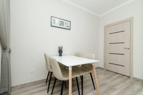キシナウにあるCozy 2 bedroom apart., Park areaの白いテーブルと椅子のあるダイニングルーム