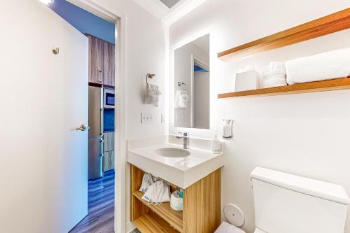 een badkamer met een wastafel en een toilet bij Canyons Resort Village #129 in Park City
