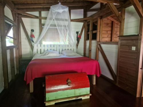 Letto o letti in una camera di Les Bananes Vertes Ecolodges