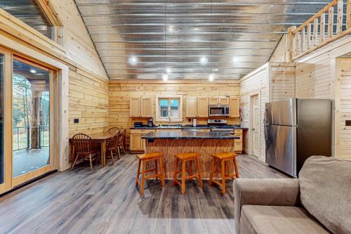 Η κουζίνα ή μικρή κουζίνα στο Black Bear Cabin