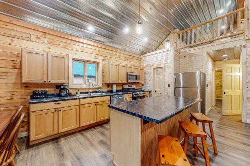 Η κουζίνα ή μικρή κουζίνα στο Black Bear Cabin