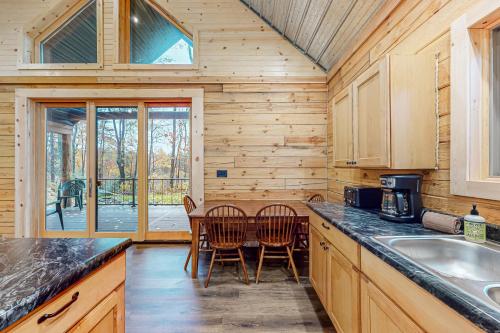 Η κουζίνα ή μικρή κουζίνα στο Black Bear Cabin