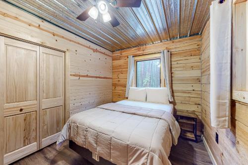 Ένα ή περισσότερα κρεβάτια σε δωμάτιο στο Black Bear Cabin