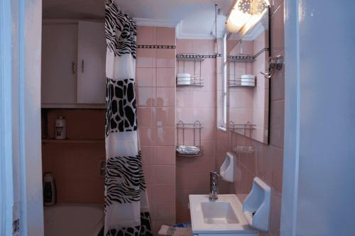 łazienka z umywalką i toaletą w obiekcie Sigma Acropolis Upstairs w Atenach