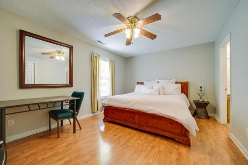 Ένα ή περισσότερα κρεβάτια σε δωμάτιο στο Candler Home with Large Deck Hike, Bike and Unwind!