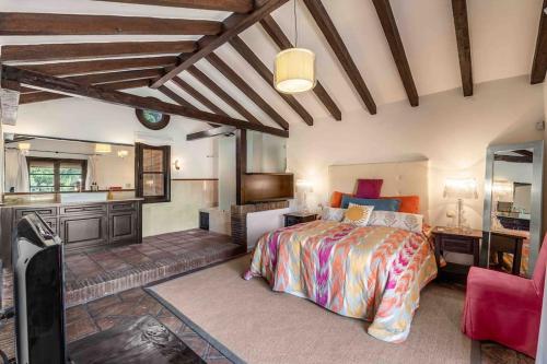 a bedroom with a large bed and a kitchen at Casa del Paraiso in Estepona