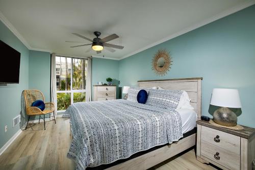 een slaapkamer met een bed en een plafondventilator bij Coastal Retreat in Oceanside