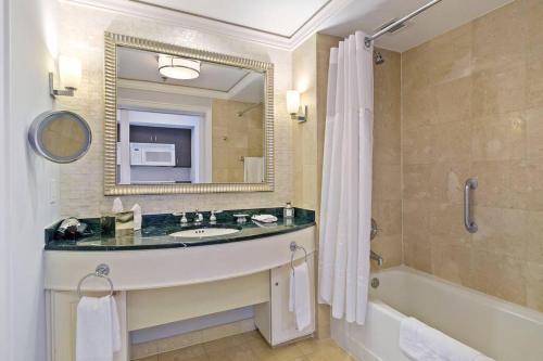 邁阿密的住宿－Studio Located at The Ritz Carlton Key Biscayne, Miami，一间带水槽、浴缸和镜子的浴室
