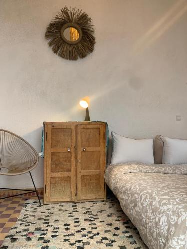 1 dormitorio con cama, tocador y espejo en Riad Yu Yu, en Marrakech