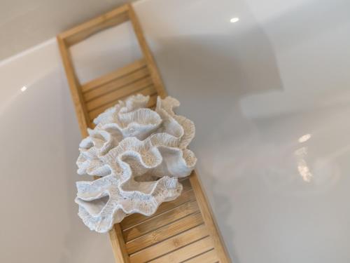 a white rug sitting on top of a wooden shelf at Hochwertige Altbauwohnung im modernen Stil in Wiesbaden - Küche - Terrasse - WLAN - Zentral in Wiesbaden