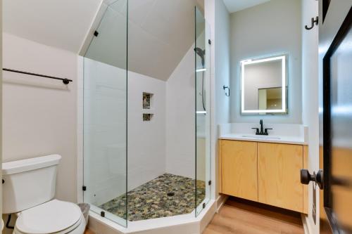 een badkamer met een douche, een toilet en een wastafel bij The Retreat at Lake Norman with Shared Dock and Slip in Mooresville