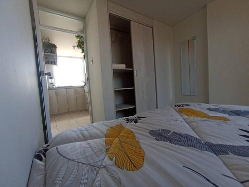 Un dormitorio con una cama con hojas. en Apartment with amazing view, en Arequipa