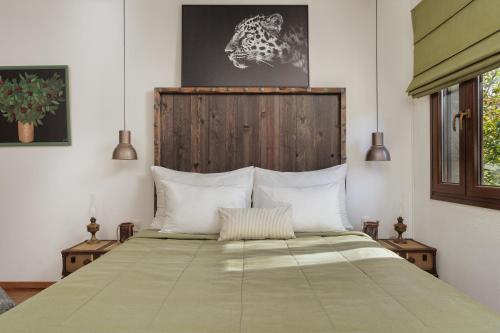 Una cama o camas en una habitación de Villa Papis Metsovo