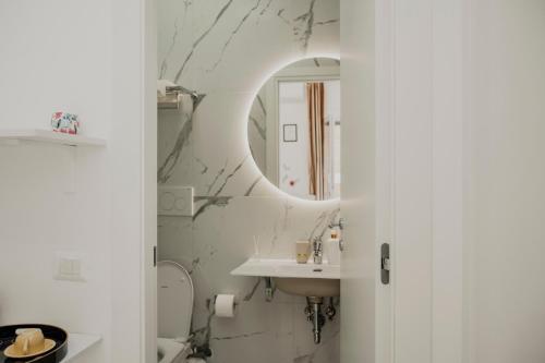 羅馬的住宿－Sunway Rome，白色的浴室设有水槽和镜子