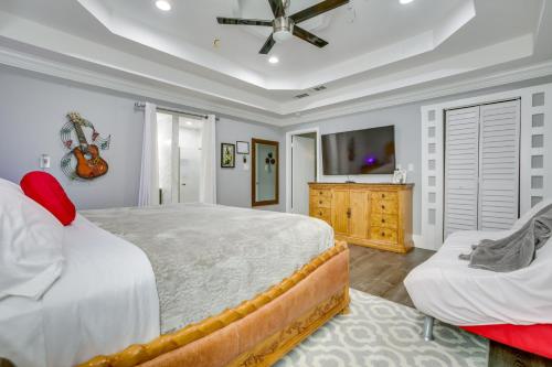 Televisyen dan/atau pusat hiburan di 11 Mi to NOLA Westwego Home with Sunroom!