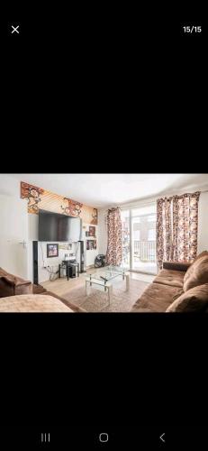 un salon avec un canapé et une cheminée dans l'établissement Roland, à Bordeaux