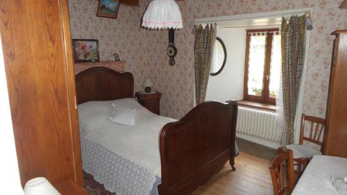 1 dormitorio con cama y ventana. en Maison de famille plateau du Mezenc, en Les Vastres