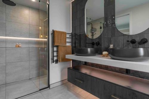 y baño con 2 lavabos y ducha. en Luxury Escape in CBD - entire brand new home, en Tauranga