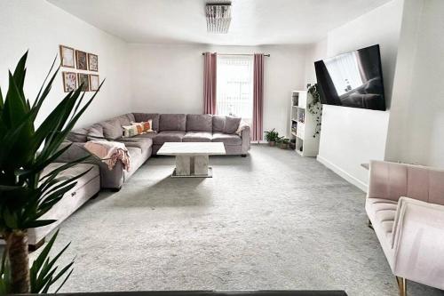 Μια τηλεόραση ή/και κέντρο ψυχαγωγίας στο Spacious Modern Duplex Apartment