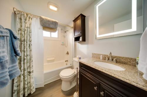 een badkamer met een wastafel, een toilet en een spiegel bij Quaint Ripley Retreat - 5 Mi to Ripley Beach! in North East