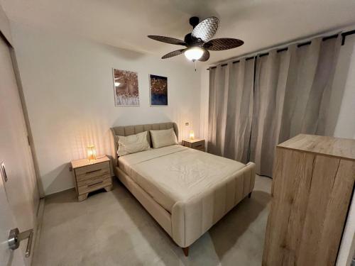 a bedroom with a bed and a ceiling fan at Komfortowy Apartament z 4 Basenami i Pięknym Ogrodem, Estrella Dominicus-Bayahibe in Bayahibe